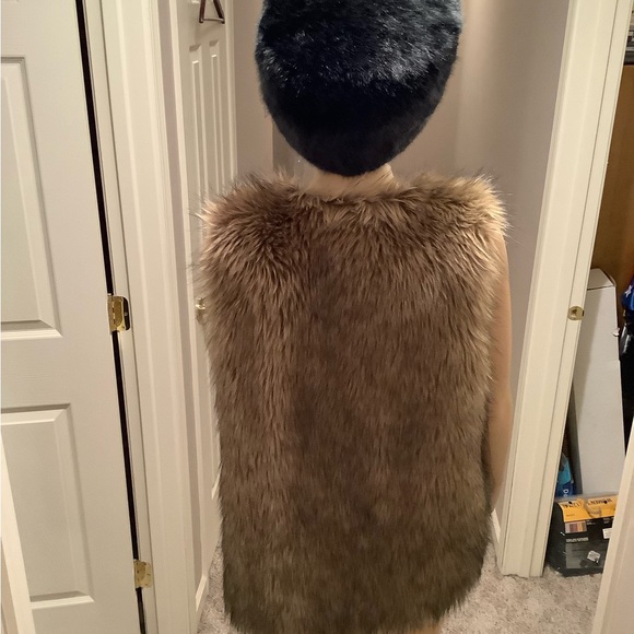 COPY - MERONA Faux Golden Island Fox Fur Vest Size Small - Picture 5 of 16